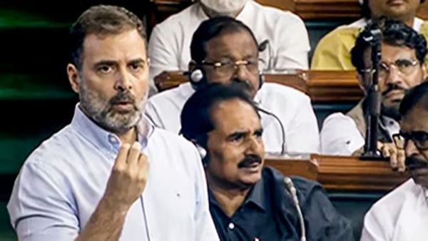 மார்பில் கைவைத்தும் வராத கோபம்! ராகுல் முத்தத்துக்கு வருவது ஏன்? ஸ்மிருதியை சாடிய மகளிர் ஆணைய தலைவி