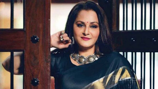 தமிழக தொழிலாளர்கள் வயிற்றில் அடித்ததாக புகார்- நடிகை ஜெயப்பிரதாவுக்கு 6 மாதம் ஜெயில்!