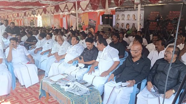 பேனரை கவனிச்சீங்களா? நீட் தேர்வுக்கு எதிராக மதுரையில் திமுக உண்ணாவிரதம்.. முழங்கிய திமுகவினர்!