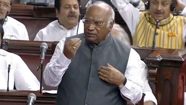 பிரதமர் மோடி என்ன கடவுளா? பாஜக உறுப்பினர்கள் செயலால் டென்ஷன் ஆன கார்கே!