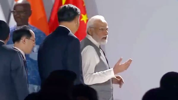 மோடி முன்னால் செல்ல.. பின்னாடியே வந்த ஜி ஜின்பிங்! பிரிக்ஸில் நடந்த சுவாரசியம்.. கவனிச்சீங்களா?