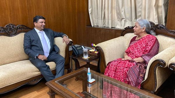 மத்திய அமைச்சர் நிர்மலா சீதாராமனுடன் அமைச்சர் பிடிஆர் திடீர் சந்திப்பு.. காரணம் இதுதான்!