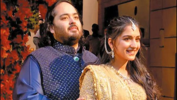 முகேஷ் அம்பானியின் மகன் ஆகாஷ் அம்பானிக்கு இத்தனை காஸ்ட்லி பொருட்களா? ஸ்லோகாவின் பர்ஸ் விலை தெரியுமா?