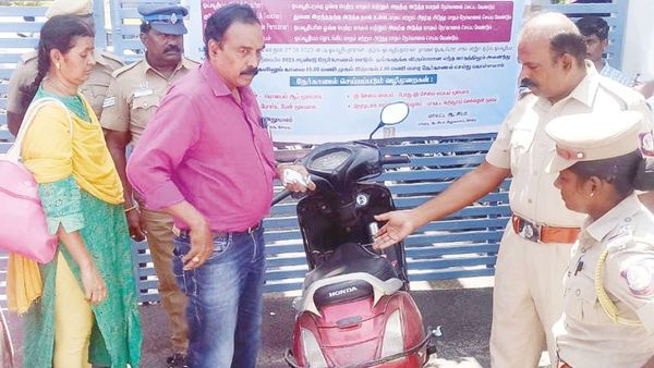 சேலத்தில் போக்குவரத்து விதிமுறை மீறல்.. வன அதிகாரி போலீசுடன் கடும் வாக்குவாதம்.. பாய்ந்த ஆக்சன்