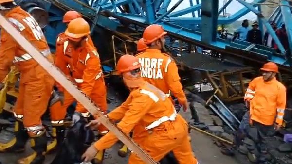  அதிகாலையில் கொடூரம்! மகாராஷ்டிராவில் ராட்சத கிரேன் விழுந்து மோசமான விபத்து! 17 பேர் பலி!