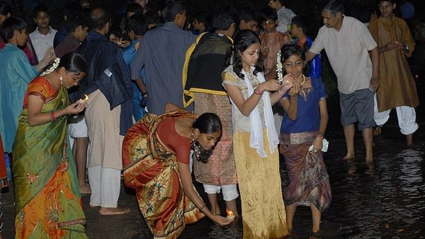 ஆடிப்பெருக்கு கோலாகலம்.. காவிரி அன்னைக்கு படையல்.. புனித நீராடி புது தாலி மாற்றிக்கொண்ட பெண்கள்