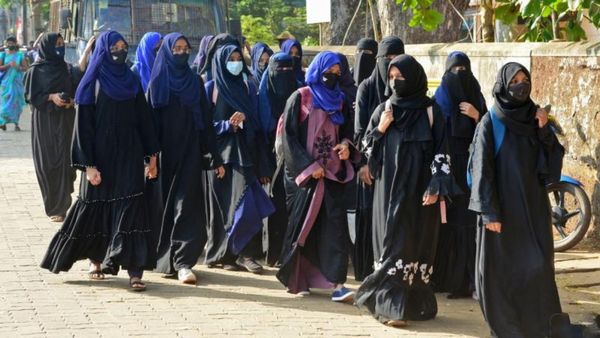 ஹிஜாப், புர்காவுக்கு தடை! தனியார் கல்லூரி உத்தரவால் சர்ச்சை.. மும்பையில் மாணவிகள் கொதிப்பு