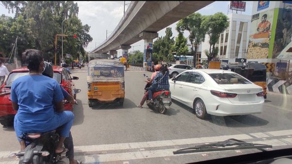 சென்னை ஈக்காட்டுதாங்கலில் கொத்தாக மாட்டிய வாகன ஓட்டிகள்.. காட்டிக் கொடுத்த ஒற்றை போட்டோ!