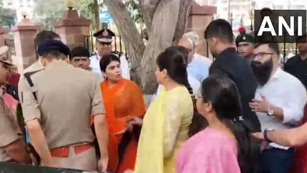 குடுமிப்பிடி சண்டை.. பாஜக எம்பியையே அலறவிட்ட ஜடேஜாவின் மனைவி! மேயருடன் கடும் மோதல்.. வீடியோ