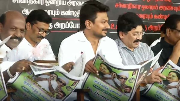 உதயநிதி கையில் என்ன அது? அடடே பக்கத்தில் தயாநிதியும் வச்சு இருக்காரே.. எடப்பாடி பிளான்.. இதை பாருங்க