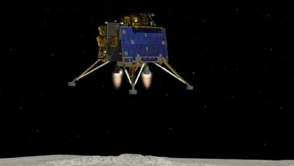 10 மீ உயரத்திலிருந்து நிலவில் வேகமாக இறங்கும் விக்ரம்! விஞ்ஞானிகள் ஷாக் தகவல்.. காரணம் இதுதான்?