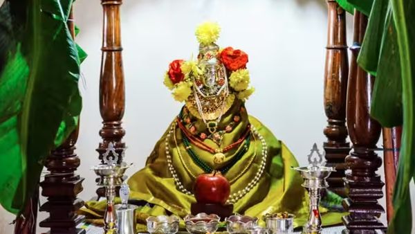 வரலட்சுமி விரதம்.. பூஜை செய்ய நல்ல நேரம்.. செல்வ வளம்.. ஆரோக்கியம் பெருக.. இதை செய்ய மறக்காதீர்கள்