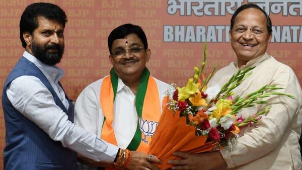 பாஜக டூ அதிமுக.. ஓபிஎஸ் டூ எடப்பாடி அணி! மீண்டும் யூடர்னில் பாஜகவில் இணைந்த மைத்ரேயனுக்கு புதிய பதவி