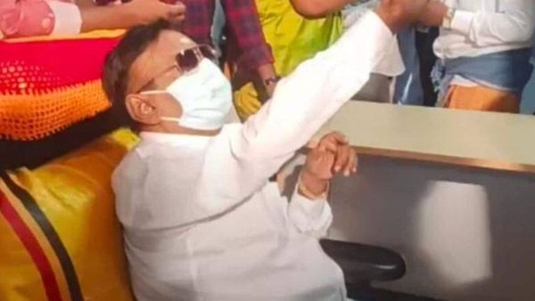 கையை ஆட்டிய விஜயகாந்த்.. தம்ஸ் அப் பார்த்து உற்சாகத்தில் துள்ளிக்குதித்த தொண்டர்கள்!