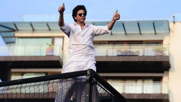 பாலிவுட் நடிகர் ஷாருக்கான் வீட்டின் முன் திடீர் போராட்டம்! ஏன்? ஜவான் ரிலீஸாகும் சமயத்தில் பரபரப்பு