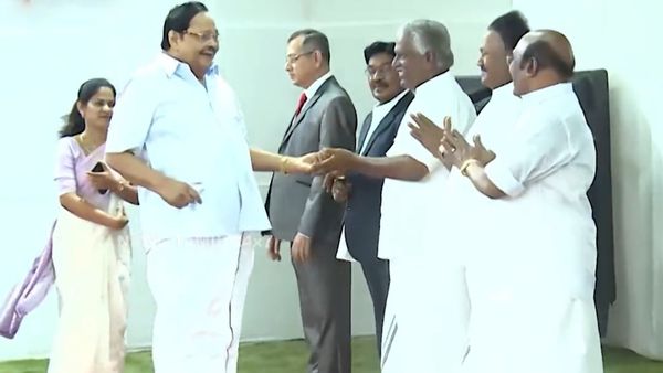 திமுக அமைச்சர்களுடன் அதிமுக தலைகள்.. துரைமுருகன் வந்ததும் ஒரே சிரிப்பு மழை.. ஆளுநர் மாளிகையில் கலகல!