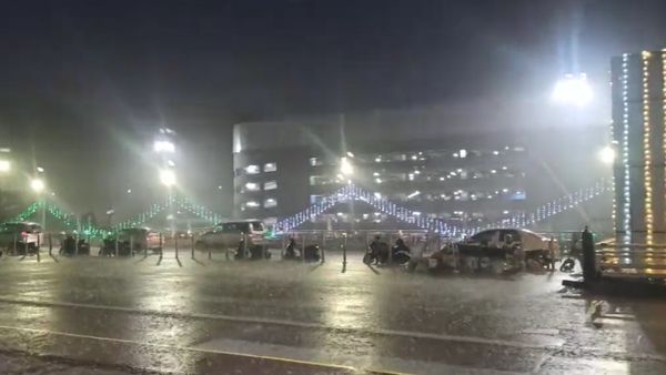 டமால் டுமீல்.. நள்ளிரவு முதல் சென்னையில் வெளுத்து வாங்கும் கனமழை.. 3 மாவட்ட மக்களுக்கு குடை அவசியம்