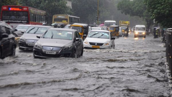 சென்னையில் கொட்டித்தீர்த்த கனமழை.. விமான போக்குவரத்து பாதிப்பு.. சாலைகளில் மிதந்து சென்ற வாகனங்கள்
