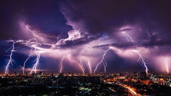 வானத்துக்கும் பூமிக்குமா.. ஆடிய ஆட்டம் இருக்கே.. சென்னைக்கு மேலே.. கொட்டிய 400 மின்னல்.. ஷாக்கிங்