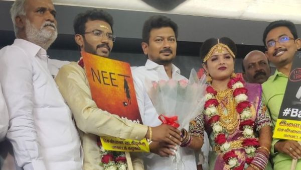 திருமணம் முடிந்த கையோடு நீட் விலக்கு உண்ணாவிரத போராட்டத்தில் புதுமண தம்பதிகள்! சென்னையில் நெகிழ்ச்சி