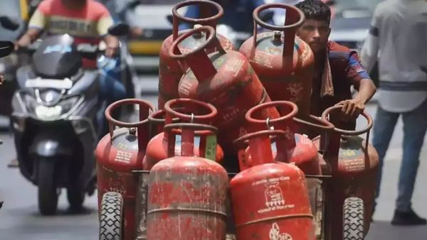 இல்லத்தரசிகளுக்கு தித்திப்பான நியூஸ்.. சிலிண்டர் விலை அதிரடியாக குறைந்தது.. மத்திய அரசு மேஜர் முடிவு