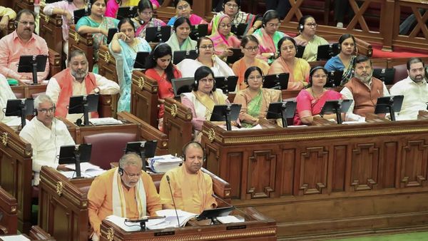 என்னங்க இது.. உத்தர பிரதேச சட்டசபையில் சத்தமாக சிரிக்க தடை! விழிக்கும் எம்எல்ஏக்கள்! பரபர பின்னணி