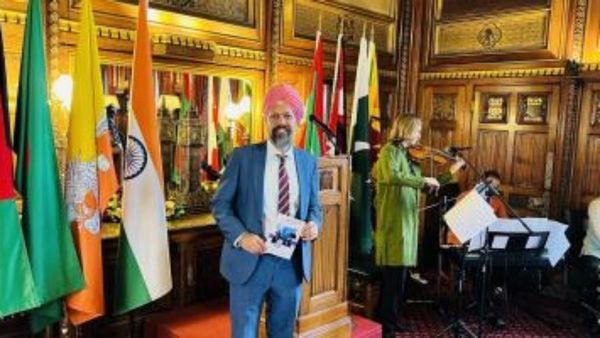 விவசாயிகள் போராட்டத்திற்கு ஆதரவளித்த பிரிட்டன் எம்பி.. ஏர்போர்ட்டில் தடுத்து வைப்பு.. பஞ்சாபில் பரபர