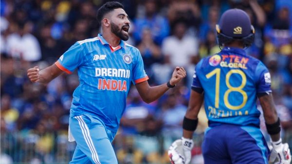 யாருங்க அவரு? சிராஜ் வரிசையாக விக்கெட் எடுத்ததும்.. டிரெண்டான அந்த 