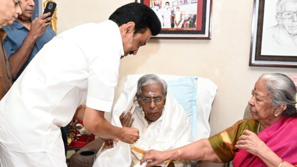 டெல்லி கிளம்பும் முன் ஆர்.எம்.வீரப்பன் வீட்டுக்கு போன முதல்வர் ஸ்டாலின்.. பிறந்தநாளையொட்டி வாழ்த்து!