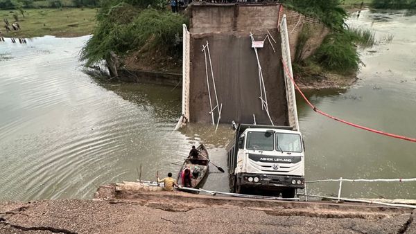 குலுங்கிய குஜராத்.. இரண்டாக உடைந்த பாலம்! ஆற்றில் விழுந்த குப்பை லாரி, பைக்குகள் - 10 பேர் நிலை?