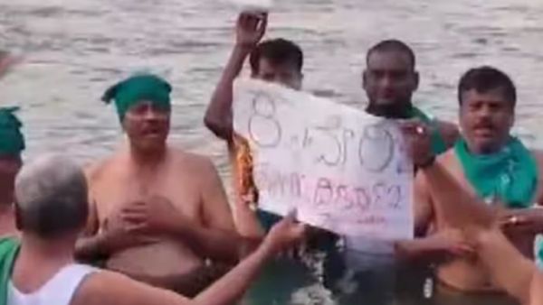 காவிரி நீரை தமிழ்நாட்டுக்கு திறக்கவே விடமாட்டோம்- கன்னட விவசாயிகள் ஆற்றில் குதித்து போராட்டம்!