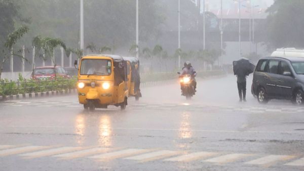 சென்னையில் கனமழை.. திடீரென கொட்டித்தீர்த்ததால் வாகன ஓட்டிகள் தவிப்பு