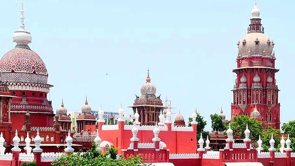 விளம்பரத்தால் வந்த வினை.. அதிகாரிகளுக்கு வந்தது ஆப்பு.. சென்னை உயர்நீதிமன்றம் அதிரடி உத்தரவு