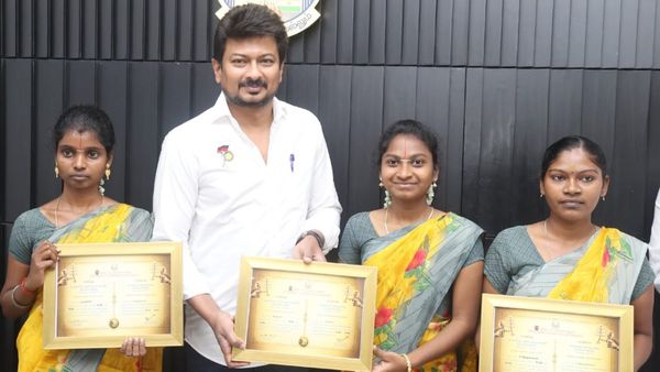 செமல்ல! அர்ச்சகர் பயிற்சி முடித்த 3 பெண்களுக்கும் ஸ்மார்ட்போன்+ பணமுடிப்பு வழங்கிய அமைச்சர் உதயநிதி!