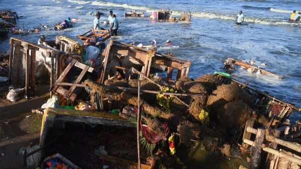 கரையாத விநாயகர் சிலைகள்.. குப்பை மேடு போல மாறிய சென்னை பட்டினம்பாக்கம் கடற்கரை.. ராதாகிருஷ்ணன் ஆய்வு