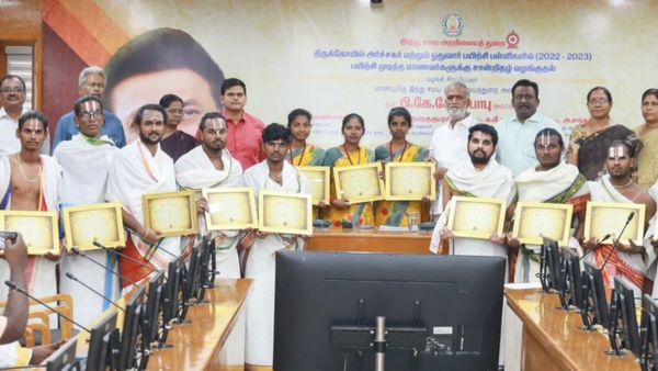 கோயில் கருவறைக்குள் ஒலிக்கப் போகும் மகளிர் குரல்! அர்ச்சகர் பயிற்சி முடித்த 3 பெண்களுக்கு சான்று!