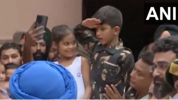 பயங்கரவாதிகளின் தாக்குதலில் உயிரிழந்த தந்தை..ராணுவ உடையில் மரியாதை செலுத்திய 6 வயது மகன்! நெகிழ்ச்சி