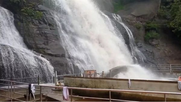 குற்றாலம் அருவிகளில் குளிக்க தடை.. கனமழையால் நீர்வரத்து அதிகரிப்பு.. ஏமாற்றமடைந்த சுற்றுலா பயணிகள்!