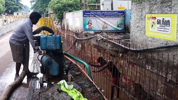 ஒரு ஏரியா கூட விடலையே.. தேடி வந்த ஃபைன்.. திரும்பி பார்த்த சென்னை மக்கள்.. மழை வேற நெருங்கிடுச்சே!