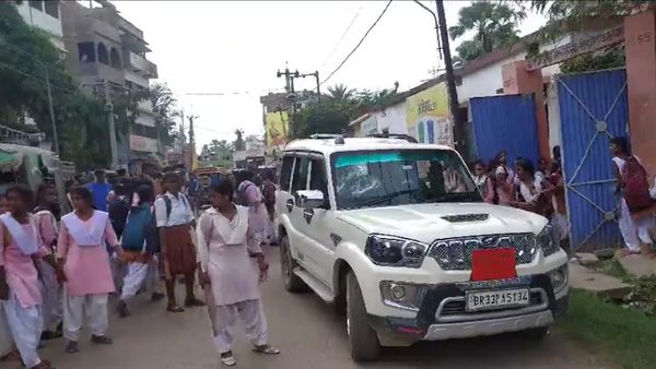 கல்வி அதிகாரியின் காரை அடித்து நொறுக்கிய பள்ளி மாணவிகள்.. பரபரப்பு வீடியோ