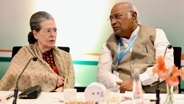 மாதம் ரூ.2,500! திராவிட மாடலே தோத்துடுச்சே! தெலங்கானாவில் காங்கிரஸின் 6 வாக்குறுதி! அசத்திய சோனியா