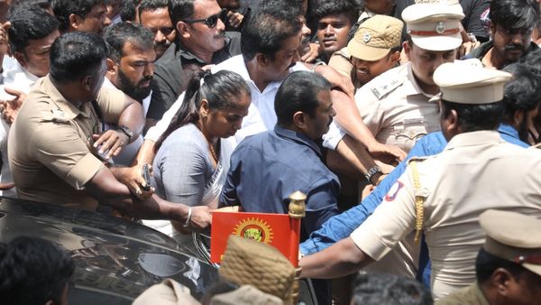 மனைவி கயல்விழியுடன் கைகோர்த்தபடியே ஆஜரான சீமான்! தொண்டர்களுக்கு செம ரியாக்ஷன்! 2 மணிநேர விசாரணை ஓவர்