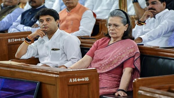 மறக்குமா நெஞ்சம்! சோனியா பக்கத்தில் யாரு பாருங்க! அட இவர் ராகுலின் மாஜி படை தளபதியாச்சே! சுவாரசியம்