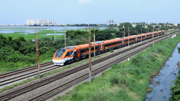 என்னங்க இது? திடீரென சென்னையிலிருந்து கேரளாவிற்கு போன வந்தே பாரத்.. அதுவும் ஆரஞ்ச் கலர்.. ஏன்?