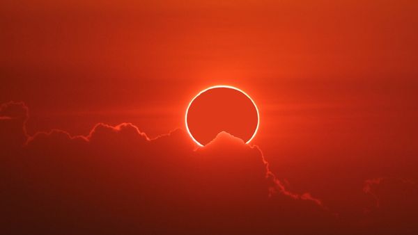 பற்றி எரியும் நிலவு.. சுற்றி பாருங்க.. அடடே இதுதான் 