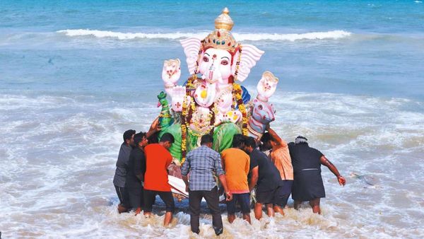 குலுங்க போகும் சென்னை.. இன்று 2வது நாளாக 4 இடங்களில் விநாயகர் சிலை கரைப்பு! பலத்த பாதுகாப்பு