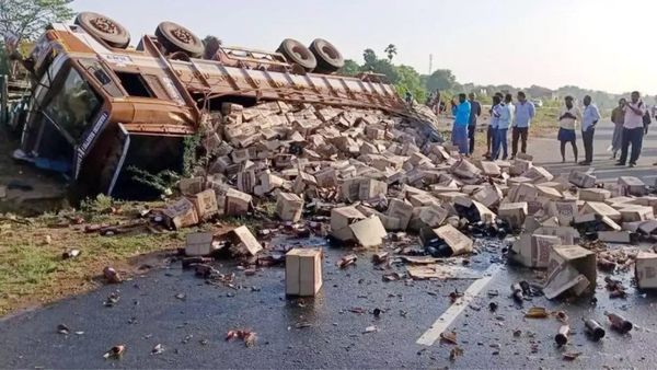 செங்கல்பட்டில் பள்ளத்தில் கவிழ்ந்த 