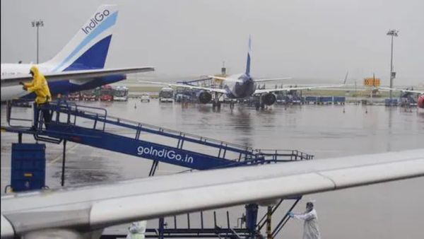 மாறிய வானிலை! சென்னையில் வெளுத்து வாங்கும் கனமழை! தரையிறங்க முடியாமல் வட்டமடித்த 10 விமானம்-பரபரப்பு