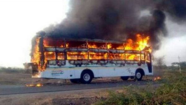 சென்னை பெங்களூர் தேசிய நெடுஞ்சாலையில் பற்றி எரிந்த ஆம்னி பேருந்து.. உயிர் தப்பிய பயணிகள்