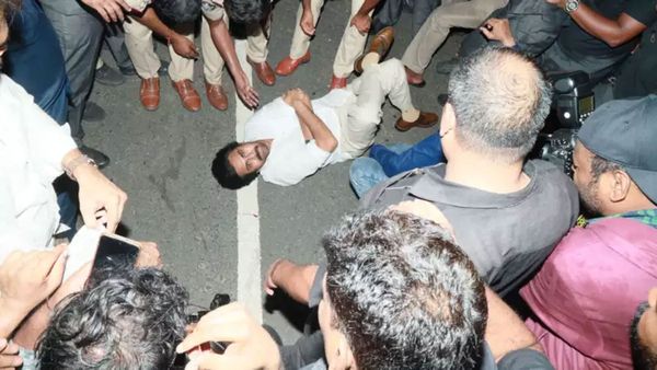 சந்திரபாபு நாயுடுவை சந்திக்க அனுமதி மறுப்பு.. சாலையில் படுத்து பவன் கல்யாண் போராட்டம்.. இரவில் பரபர